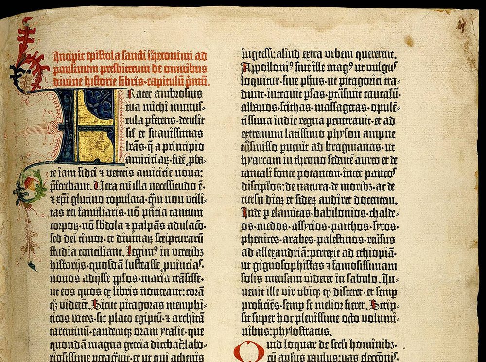 Schrift wird reproduzierbar: Ausschnitt der ersten Seite der Gutenberg-Bibel, Band 1, Brief des Hieronymus an Paulinus, Mainz um 1454/55. Johannes Gutenberg; Digitalisat des Harry Ransom Center, University of Texas at Austin, via Wikimedia Commons, gemeinfrei.
