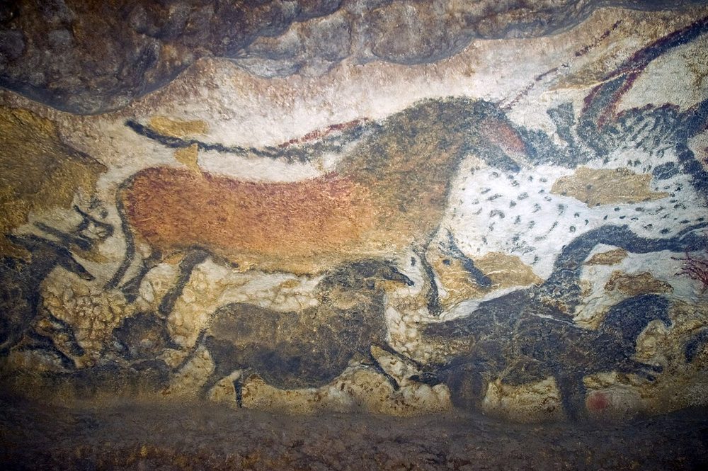 Frühe Bildzeichen: Nachbildung der Höhlenmalereien von Lascaux (Pferde und weitere Tiere, Original vor rund 17.000 Jahren entstanden) in der Replik Lascaux II, Dordogne. Foto: Jack Versloot, 2008, via Wikimedia Commons, Lizenz CC BY 2.0.